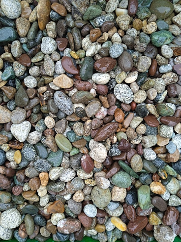Kamenclub.ru: Галька речная окат цветная фр.5-10 мм. купить  в Подольске галька речная белый, серый, красноватый, синий, темно-серый речная окатанная галька декоративная 6800 руб/т   фото КАМЕНЬ КЛУБ